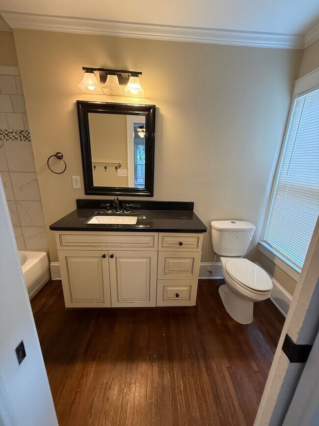 Building Photo - Bungalow in Charlotte with 2 bedrooms, 2 baths