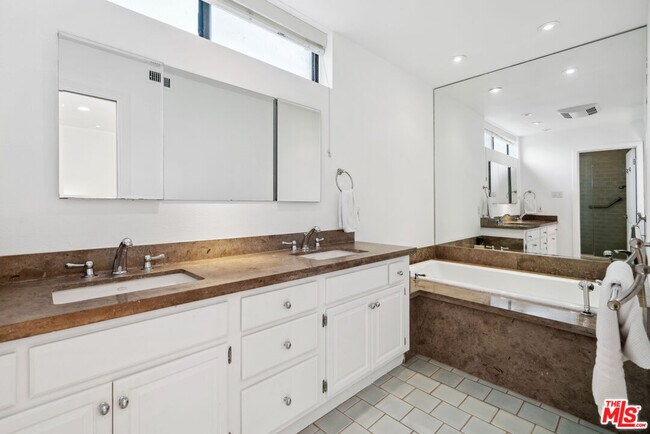 Building Photo - 502 San Vicente Blvd