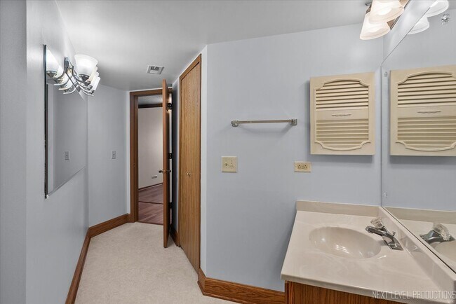 Building Photo - 451 Valley Dr