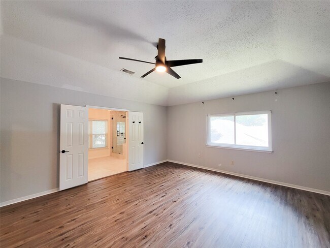Building Photo - 8123 Sunny Ridge Dr