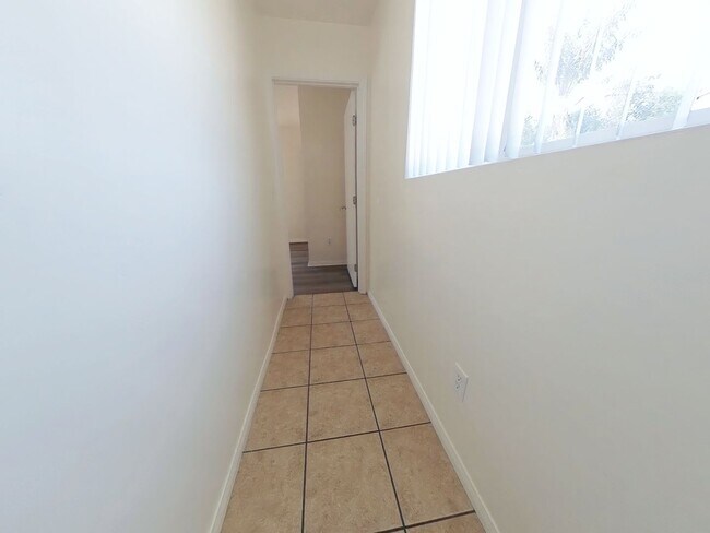 Building Photo - 7 Bedroom 4 Bath Home a hop and a skip to campus- SUPER CLOSE TO CAMPUS!