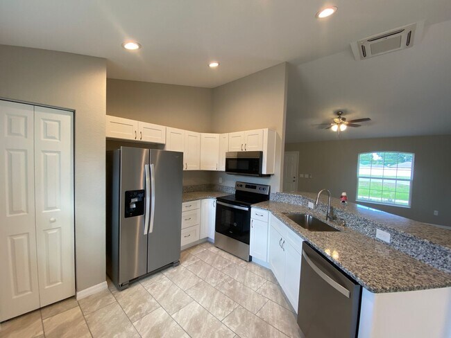 Building Photo - Desirable SE Ocala Neighborhood 3/2/2 *WON...