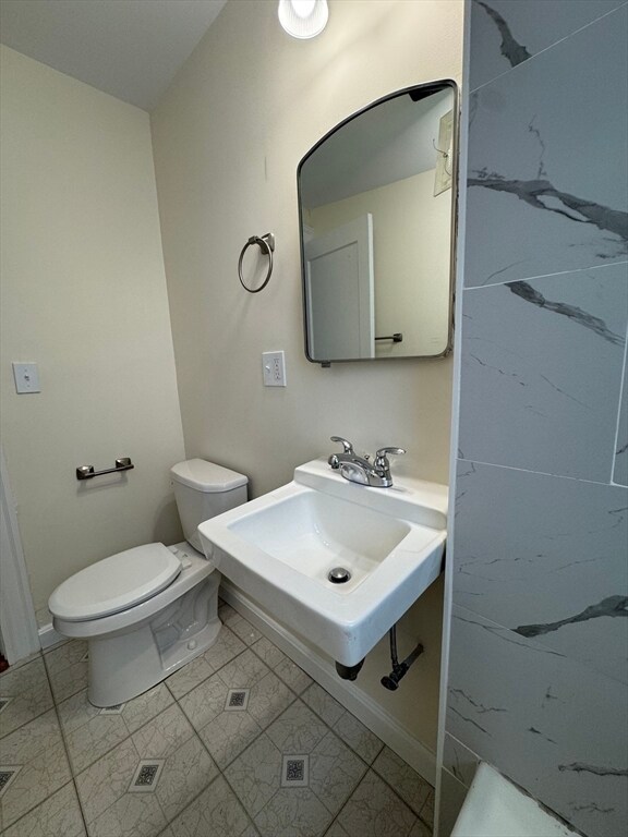 Building Photo - 10 Fawndale Rd