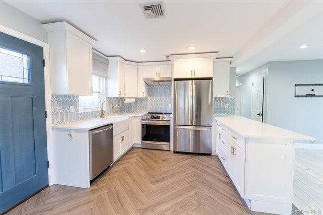 Building Photo - 275 Longvue Terrace