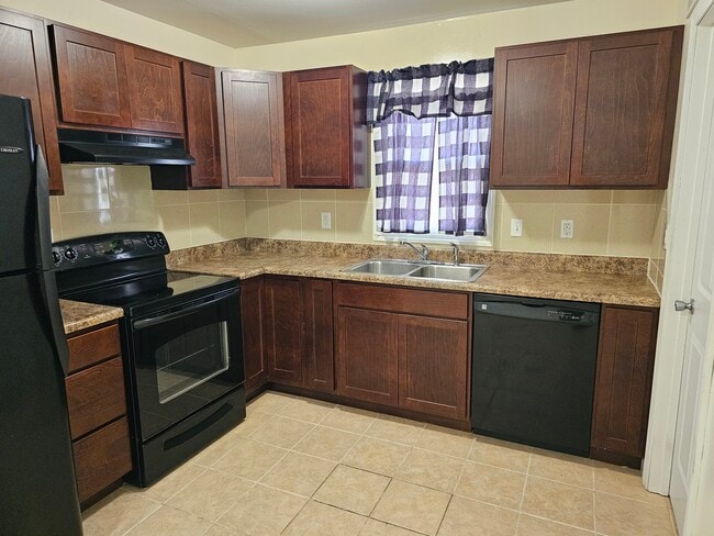 Building Photo - 2415 S Poplar Dr