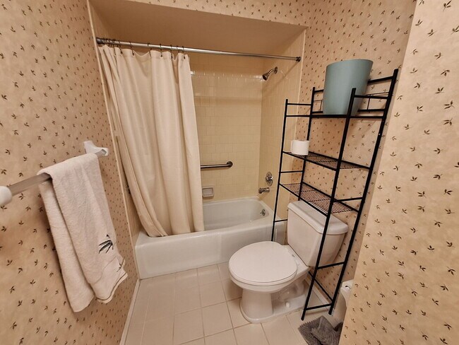 Building Photo - "Charming 2-Bed, 2-Bath Retreat on Monroe ...