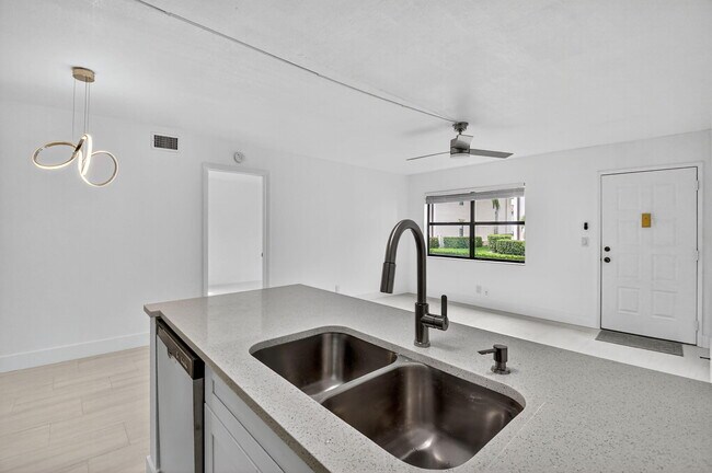 Building Photo - 7262 Golf Colony Ct
