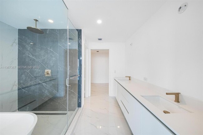 Building Photo - 700 NE 24th St