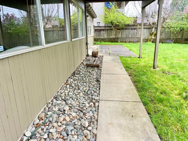 Building Photo - Charming lower level of home