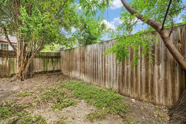 Building Photo - 904 Sirocco Dr