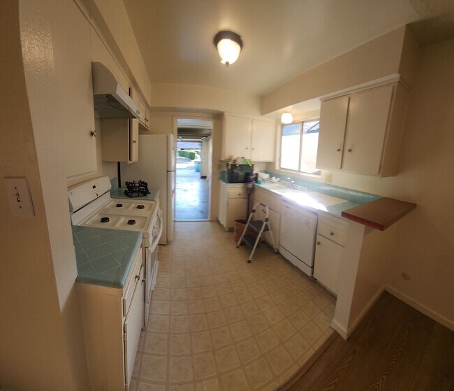 Building Photo - 4 bed 2 bath spacious home with 2 car garage in SLO!