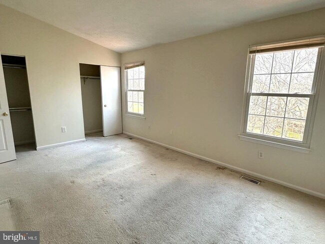 Building Photo - 898 Bayridge Dr