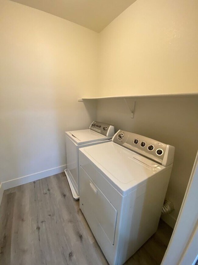 Building Photo - Gorgeous 3 level townhouse with a garage