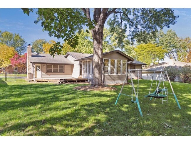 Building Photo - 6802 Cottonwood Ln N