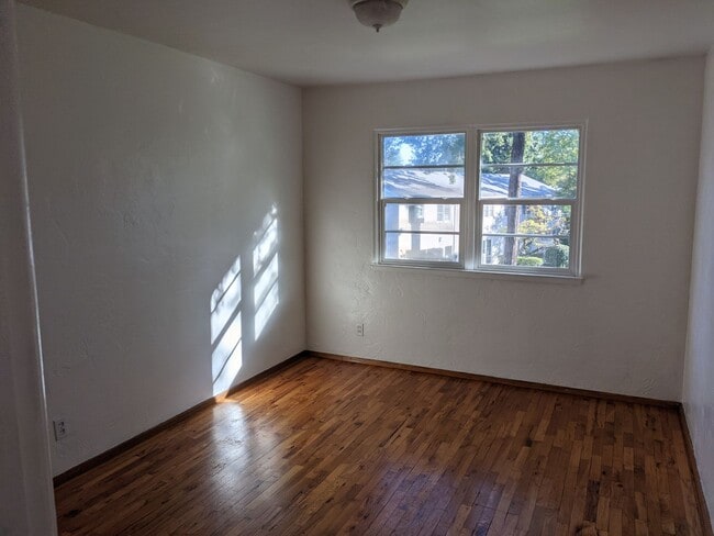 Building Photo - Beautiful 2 bedroom Townhome