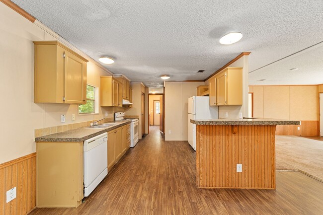 Building Photo - Spacious 3BR/2BA Home  Available Now!