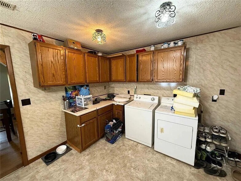 Building Photo - 415 W 9th St