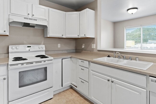 Building Photo - Spacious 2-Bedroom Duplex Near Tacoma Mall...