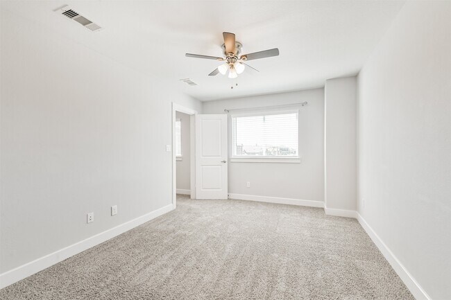 Building Photo - 13083 Clear View Dr