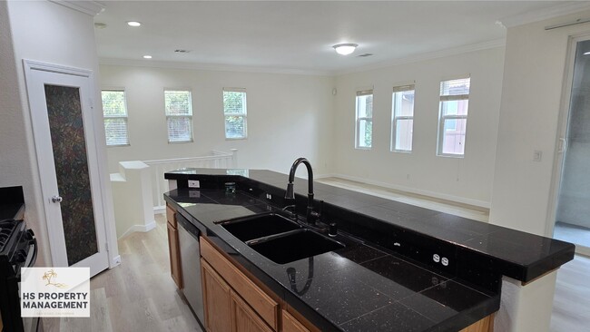Building Photo - 425 S Meadowbrook Dr