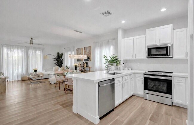 Building Photo - 4234 N Dixie Hwy