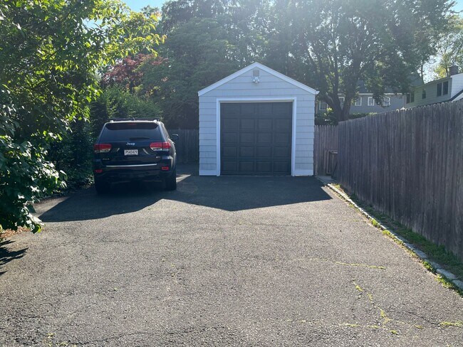 Building Photo - 3 Bedroom 2 Bath Fairfield House Near Southport