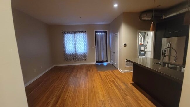 Building Photo - 1247 E Columbia Ave