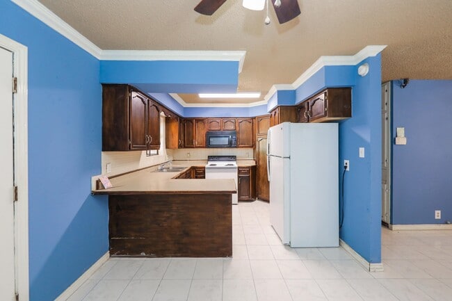 Building Photo - 806 Bustamante St