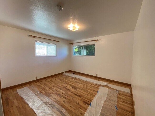 Building Photo - 3 Bedroom Hucrest Home!