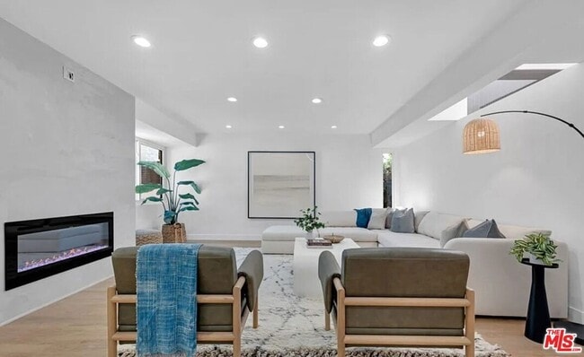 Building Photo - 418 N Bowling Green Way