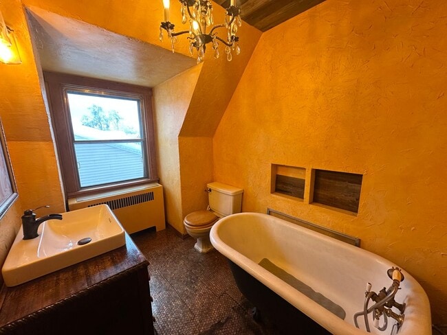 Building Photo - 5 Bed 3 Bath Home-Heat Included/Pets Allowed