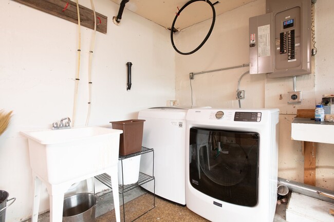 Building Photo - Magnolia 4 bedroom, 3 bathroom