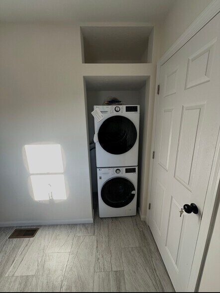 In-unit washer & dryer - 19 Leslie Rd