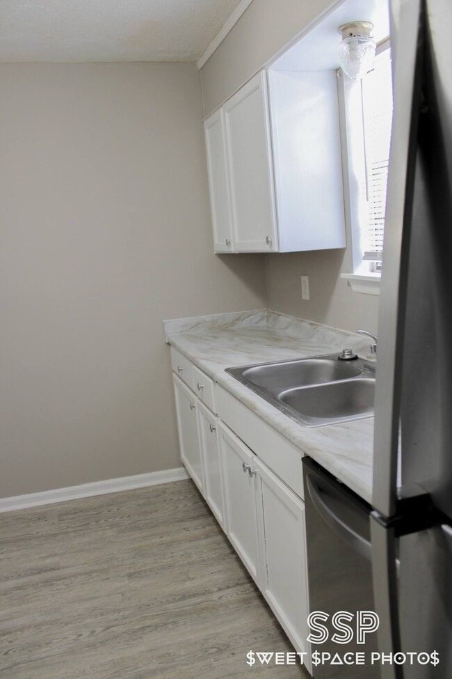 Building Photo - Travis