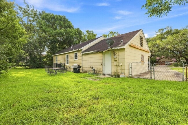 Building Photo - 1914 Oaklawn Dr