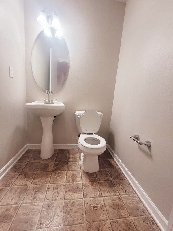 Building Photo - 250 Whitestone Dr NE