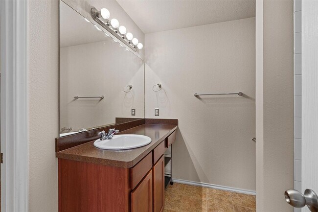 Building Photo - 15012 Parrish Ln