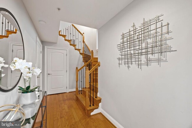 Building Photo - 900 Valencia Ct