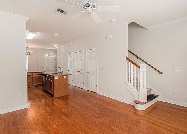 Building Photo - Market Common townhouse with garage!!