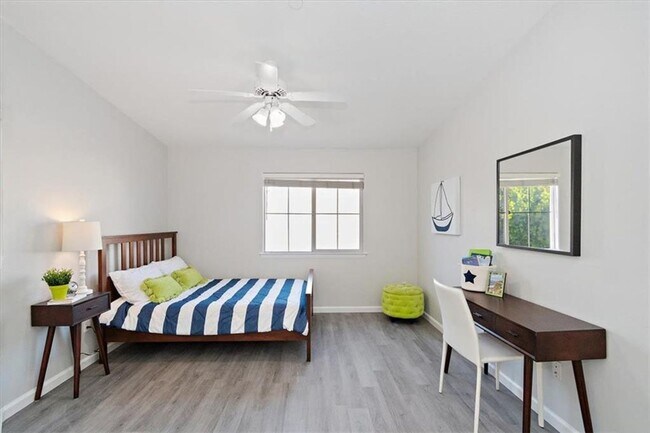 Building Photo - 3 Bedroom + Bonus Room End Unit Townhome