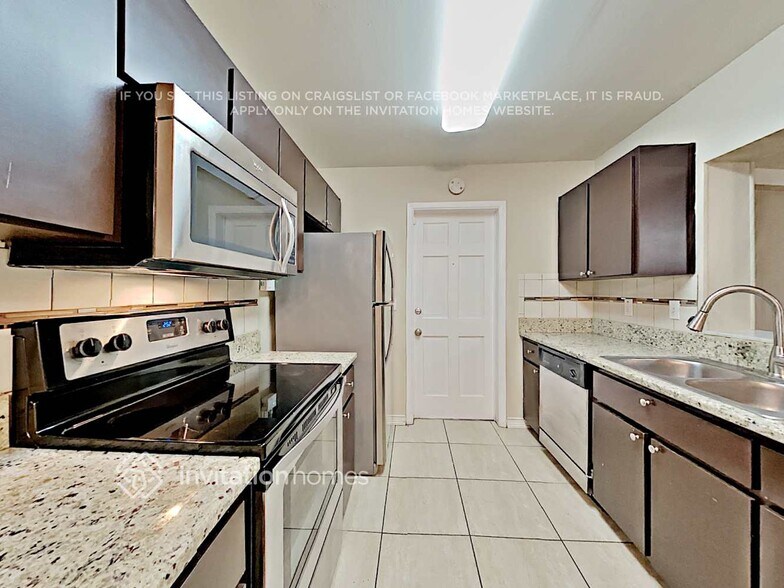 Building Photo - 907 Skyview Dr