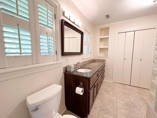 Building Photo - 3 Bedroom House: Walking Distance to Campu...