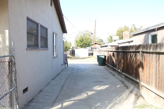 Building Photo - Cute 2 Bedroom 1 Bath Home. Must See!! Rent $1450 Deposit $1450 New Paint Inside and Out! New Flo...