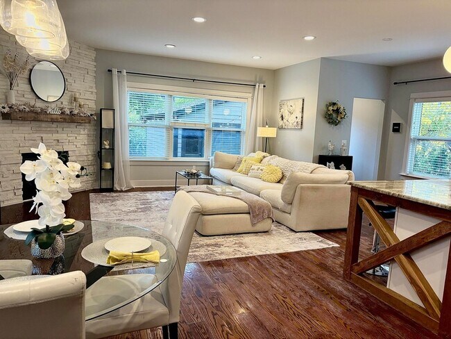 Building Photo - 718 N Alexander Ave