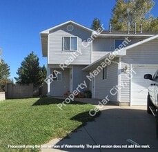 Building Photo - 3 bed, 1.5 bathroom - Two Story Twin Home