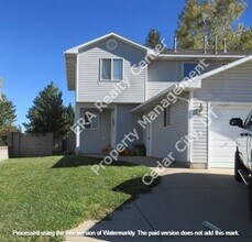 Building Photo - 928 W Greens Lake Dr