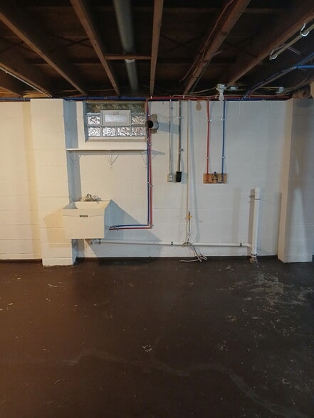 Building Photo - 2472 Beech St