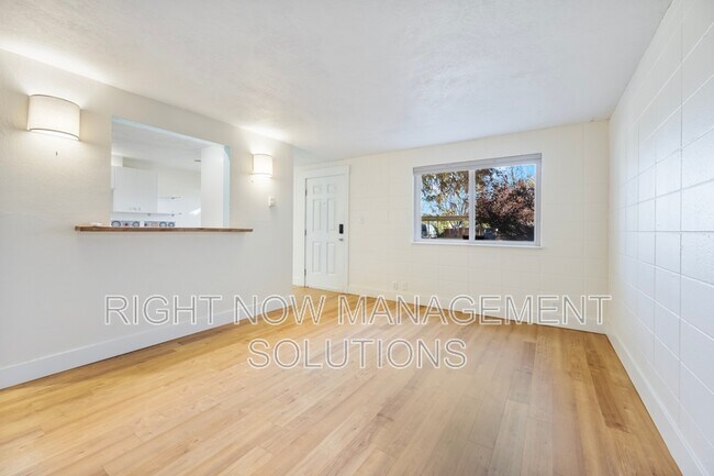 Building Photo - 926 S Curtis Rd