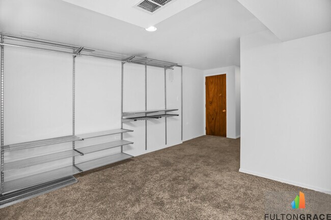 Building Photo - 2744 W Warren Blvd