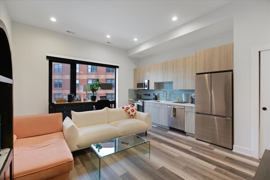 Building Photo - 2317 N Clark St